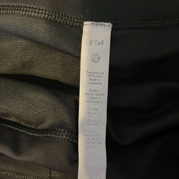EUC Lululemon Speed Up Mid-Rise Lined Short Black Camo size 6 tall - Picture 6 of 6